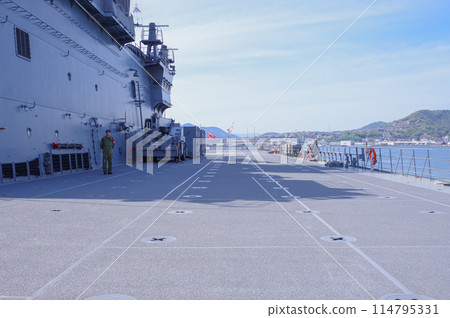 The deck of the Japan Maritime Self-Defense Force's transport ship Kunisaki 114795331