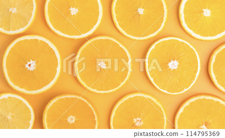 A picture of a huge pile of oranges 114795369