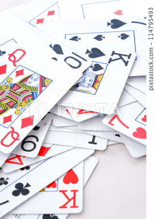 Randomly arranged playing cards 114795493