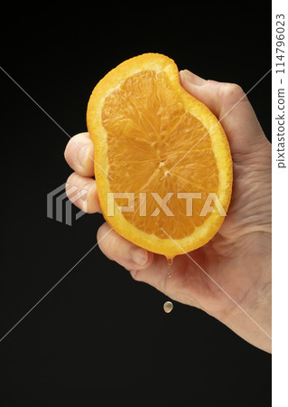 擠壓橙色黑色背景 114796023