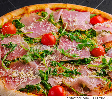 Gourmet italian pizza with prosciutto and arugula 114796483