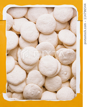 Box of fresh meringues top view Box of fresh meringues top view 114796544