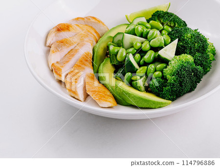 Healthy grilled chicken and green vegetables plate 114796886