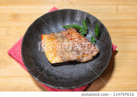 鹽烤紅魚 114797618