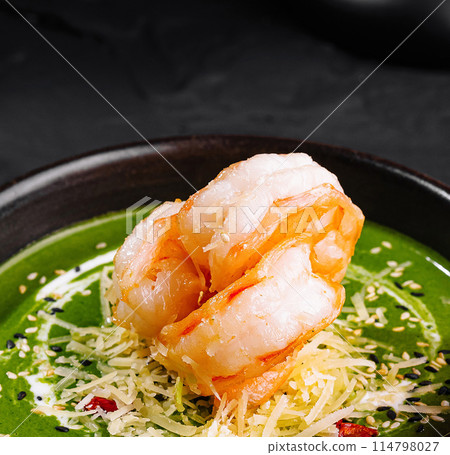 Exquisite shrimp and spinach soup in black bowl 114798027