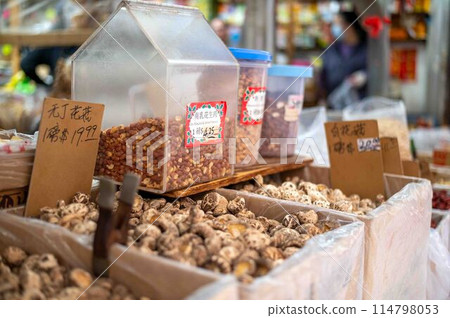 Roasted nuts and dried mushrooms Chinatown food market street display 114798053