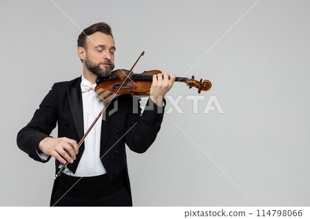 Handsome man artist playing violin 114798066