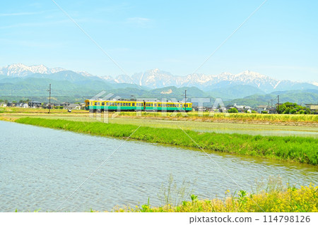 立山連峰與富山地方鐵道 南瓜列車 114798126