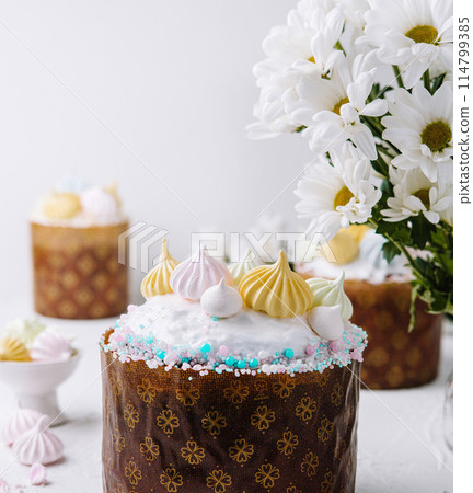 Elegant easter cake with spring flowers 114799385