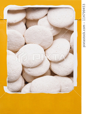 Box of white meringue cookies top view 114799453