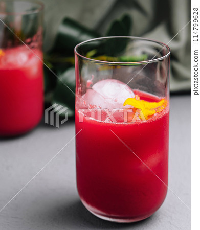 Refreshing red citrus cocktail in glasses 114799628