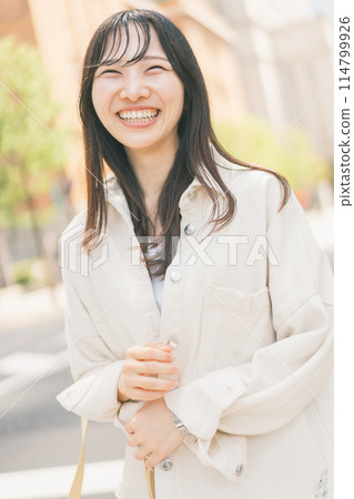 一位年輕女子度假時在城市裡散步 114799926