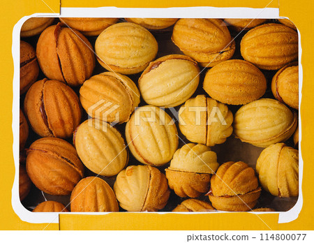 Box of fresh baked madeleines close up Box of fresh baked madeleines close up 114800077
