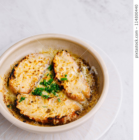 Homemade french onion soup with melted cheese 114800440