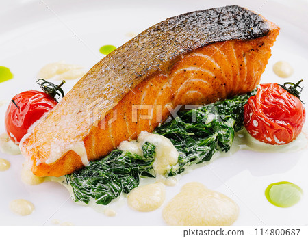 Gourmet grilled salmon with spinach and tomatoes 114800687