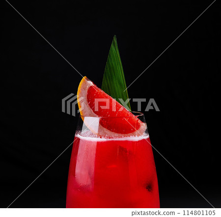 Tropical cocktail with fresh grapefruit slice 114801105