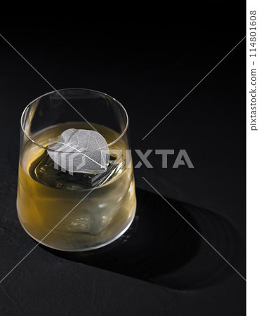 Elegant whiskey glass with ice and silver leaf 114801608
