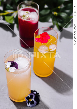 Refreshing summer drinks with floral garnish 114801749