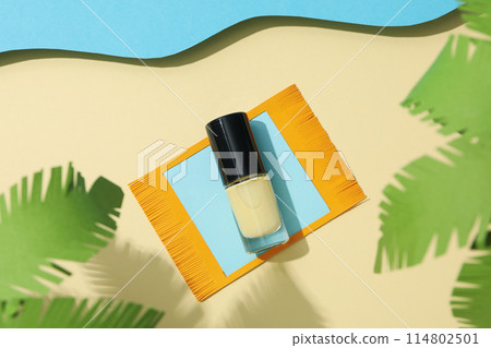 Nail polish with paper decorations of the sea 114802501