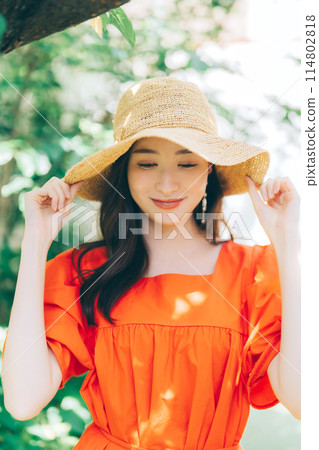 A young woman in a summer outfit 114802818