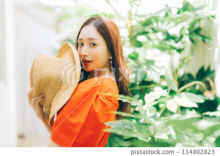 A young woman in a summer outfit 114802823