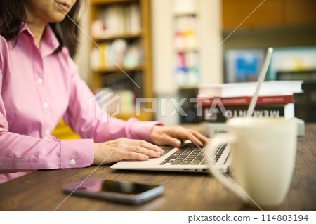 研究個人計算機的中間婦女 研究個人計算機的中間婦女 114803194