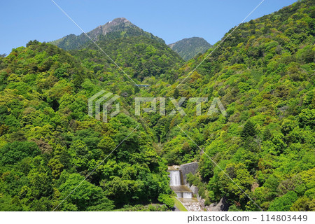 鮮綠的御在所山【從三重縣菰野町湯野山鴨鹿大橋眺望】 114803449