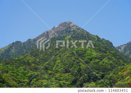 鮮綠的御在所山【從三重縣菰野町湯野山鴨鹿大橋眺望】 114803451