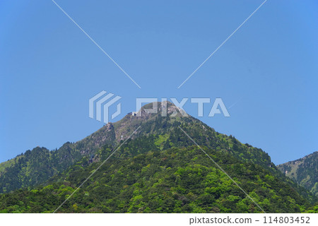 鮮綠的御在所山【從三重縣菰野町湯野山鴨鹿大橋眺望】 114803452