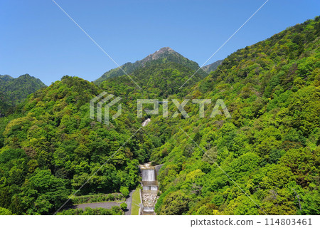 從鴨鹿大橋(三重縣菰野町)眺望禦在勝嶽山麓和湯之山的新綠。 從鴨鹿大橋(三重縣菰野町)眺望禦在勝嶽山麓和湯之山的新綠。 114803461