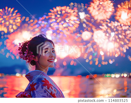 穿著浴衣與煙火的微笑女人 114803525