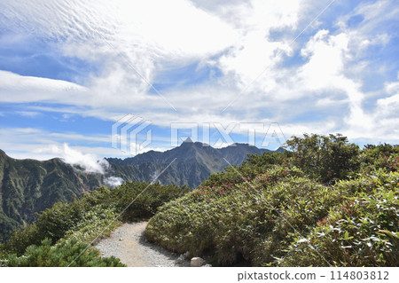 從雙六小屋下山的路上,矢梨岳就在眼前。 從雙六小屋下山的路上,矢梨岳就在眼前。 114803812