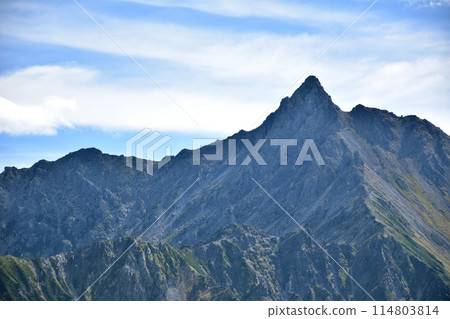 The Nishikama Ridge extending from Mt. Yari, and the Kitakama Ridge in the background on the left 114803814