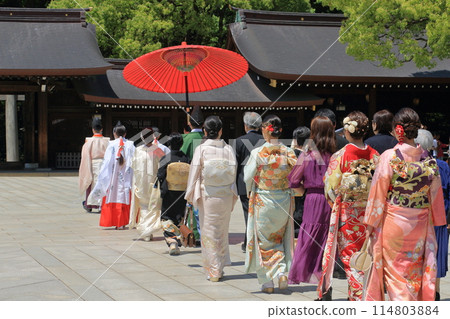 神社婚禮 在神社舉行婚禮的新娘隊伍 神社婚禮 在神社舉行婚禮的新娘隊伍 114803884