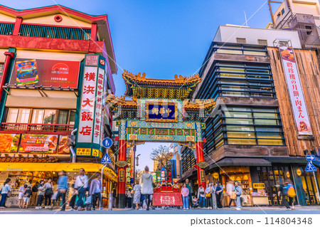 Yokohama cityscape in Japan: Inbound tourism is back...View of Yokohama Chinatown and Zenrinmon Gate bustling with foreign tourists (April 14th) 114804348