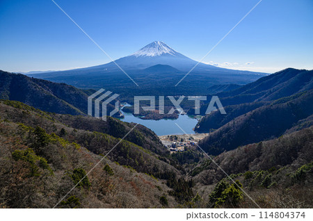 精進湖和三方山的壯麗景色 114804374