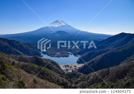 精進湖和三方山的壯麗景色 114804375