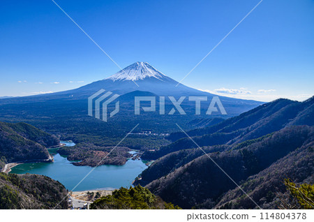 A spectacular view of Lake Shoji and Mount Fuji embracing its young from Mikatabunzan 114804378
