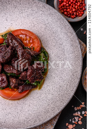 Delicious warm salad of chicken liver, spinach, arugula, tomatoes 114804792