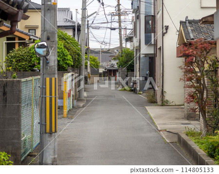 Scenery of an alley in a densely populated residential area Scenery of an alley in a densely populated residential area 114805133