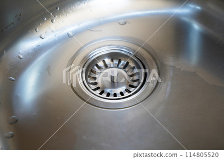 Stainless steel sink and water drain in a modern kitchen, water flow in the kitchen sink 114805520