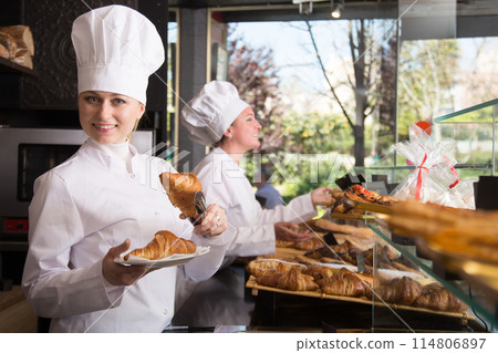 Girl cook posing with pastries 114806897