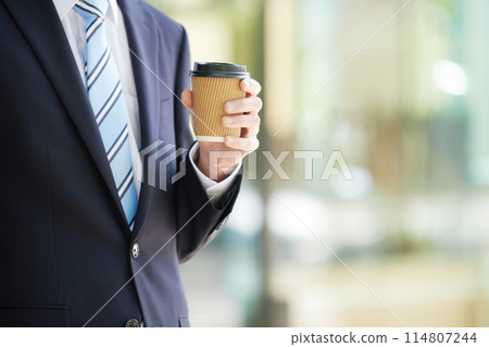 商業形象：穿著西裝拿著咖啡的男人 114807244