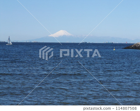 Mount Fuji seen across the sea from Kemigawa Beach 114807508