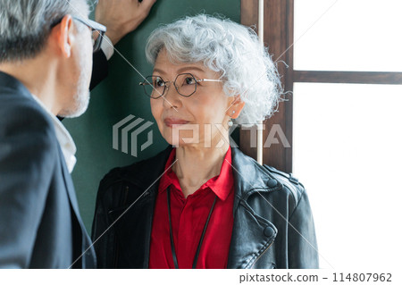 Senior couple to wall don 114807962