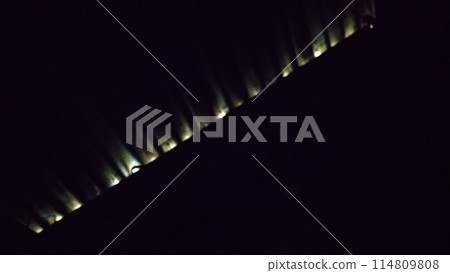 陽光從倉庫屋頂的縫隙照進來 114809808