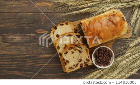 葡萄乾麵包圖片 | 葡萄乾麵包，葡萄乾和麥穗 114810005