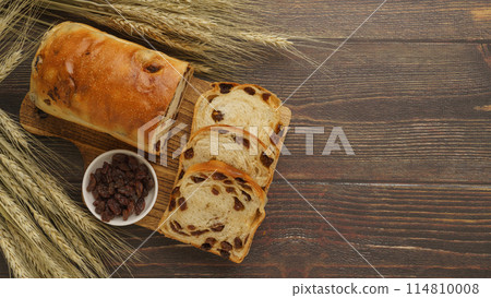 葡萄乾麵包圖片 | 葡萄乾麵包，葡萄乾和麥穗 114810008