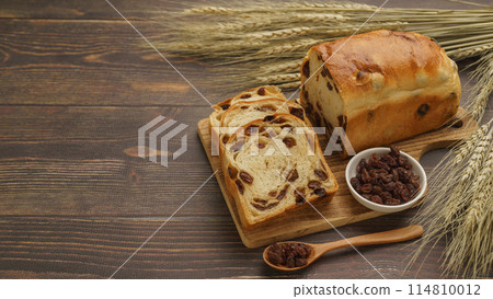 葡萄乾麵包圖片 | 葡萄乾麵包，葡萄乾和麥穗 114810012