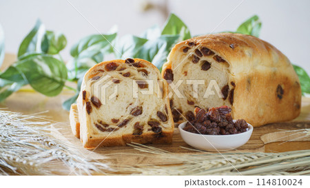葡萄乾麵包圖片 | 葡萄乾麵包，葡萄乾和麥穗 114810024